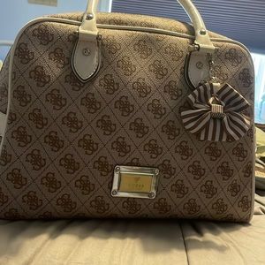 GUESS PURSE.. no tears, no stains, barely used…